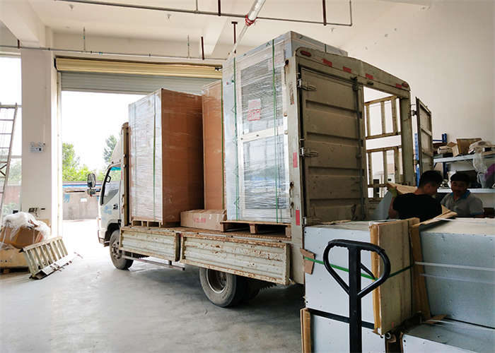 廣東某化學(xué)公司采購201雙吹感應(yīng)互鎖風(fēng)淋室