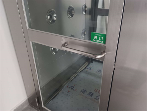 不銹鋼風(fēng)淋室安裝現(xiàn)場(chǎng)